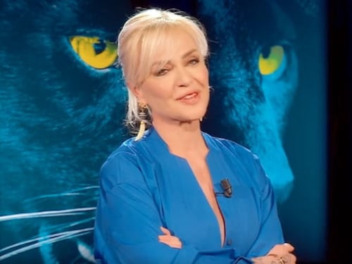 Belve, Paola Barale è un fiume in piena a Belve: "Chi mi ha bloccato la carriera". E giù di confessioni intime