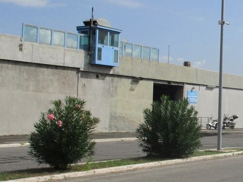 Pizze "farcite" con droga e cellulari per i detenuti di Rebibbia, scattano gli arresti