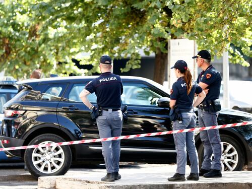 Far west a Roma, lite nel negozio poi la coltellata all'agente