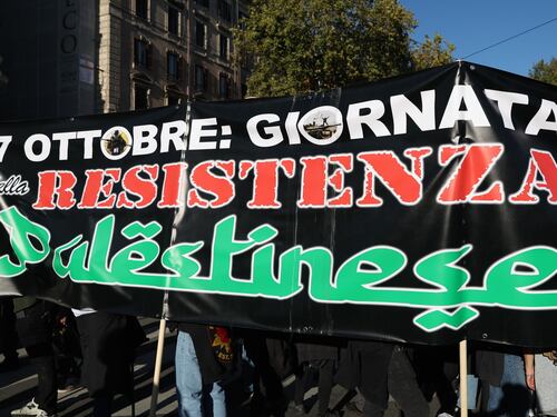 ProPal o Pro Hamas? Lo striscione sul 7 ottobre e il coro choc: "Bombardiamo Tel Aviv"