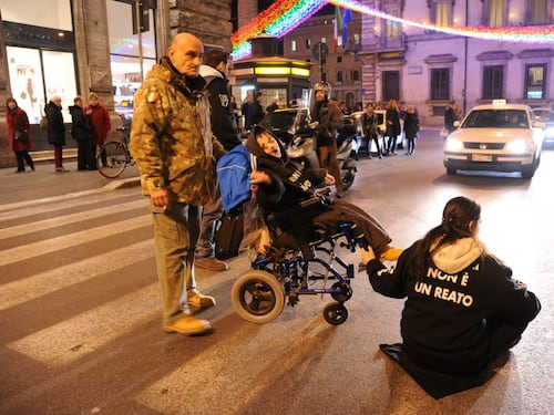 Stamina: protesta choc, i malati si dissanguano in piazza