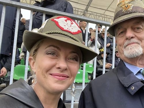 Meloni a Udine con gli alpini: "Dopo la mamma...", stoccata a chi li attacca