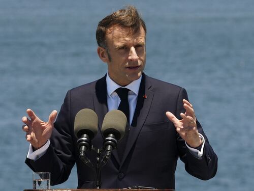 Minzolini: la Francia di oggi è lo specchio della vecchia Italia