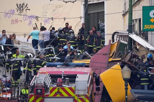 Lisbona, il bilancio della strage della funicolare: 16 morti. Polemiche per la gestione