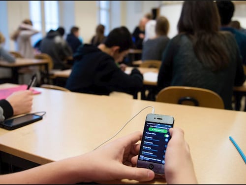 Cellulare vietato a scuola, sì della Francia alla legge