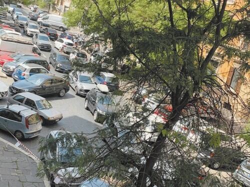 Roma, il pasticciaccio brutto di via Merulana. Strada chiusa a maggio per colpa delle luci di Natale