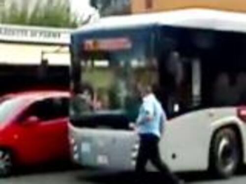 Sospeso l'autista che mollò il bus per il bancomat