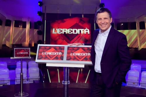 Frizzi ancora in ospedale. Gerry Scotti: "Forza amico mio"