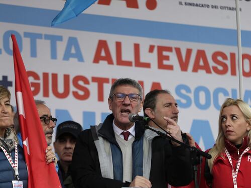Scandalo Cgil, il nuovo segretario eletto con l’inno sovietico e i pugni chiusi