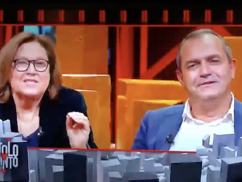 Napoli esplode e De Magistris se la ride in tv. La Annunziata lo umilia in diretta