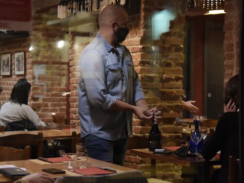 Coprifuoco a mezzanotte e ristoranti aperti a cena: le Regioni lavorano all'accelerata