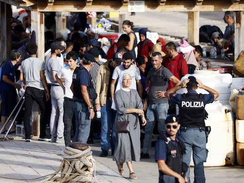 Migranti, i primi clandestini liberati da Apostolico sono già irreperibili