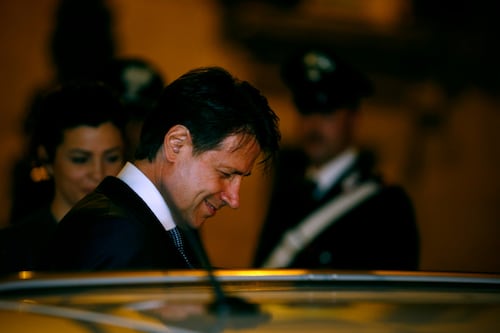 Conte fa già l'avvocato del popolo: "Risarcimenti ai truffati dalle banche"