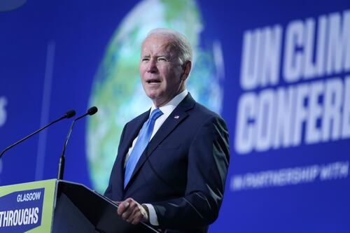 "Oh my God, ha scorreggiato". Camilla sconvolta da Biden a Glasgow