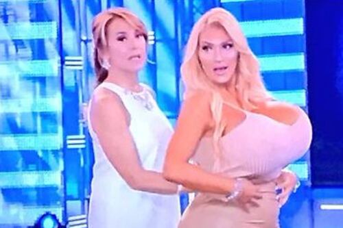 Il seno (rifatto) più grande del mondo a Domenica Live: Barbara D’Urso sotto accusa