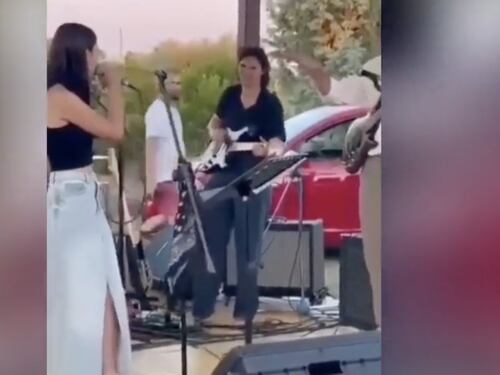 Elly Schlein suona la chitarra alla Festa dell'Unità. "Ha straziato Zombie", che stecche