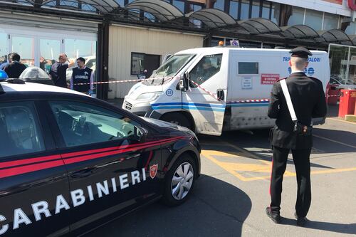 Assalto con i fucili a pompa al portavalori: la banda scappa con un milione e mezzo