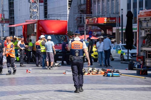 Belgio, incendio in un palazzo di Bruxelles: morti e feriti. Sul posto il re e il premier