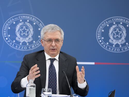 Risoluzione di maggioranza, i partiti stravolgono il Def e chiedono altro debito