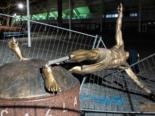 Distruggono la statua di Ibrahimovic. Cosa propone lo scultore