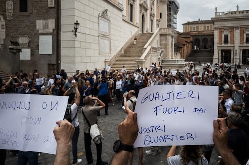 Caos Enasarco, protesta in Campidoglio: "Giù le mani dalle nostre case"