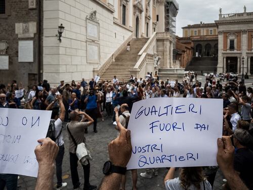 Caos Enasarco, protesta in Campidoglio: "Giù le mani dalle nostre case"