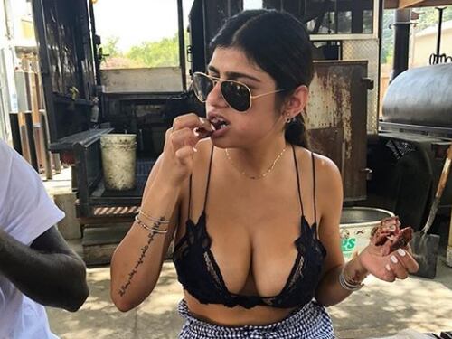 La pornostar Mia Khalifa colpita da un disco da hockey: "Aiuto, mi si è sgonfiato un seno"