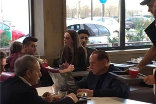 Berlusconi al McDonald's, spremuta d'arancia e foto con i clienti