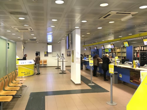 Roma, truffa le Poste con carte di credito false: finisce in carcere a 82 anni