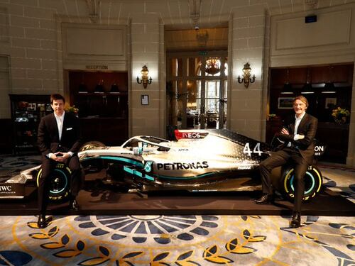 Formula uno, la Mercedes si tinge di rosso