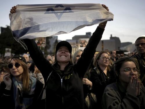 Gaza, la tregua tiene. Hamas: "Sabato libereremo quattro donne ostaggio"