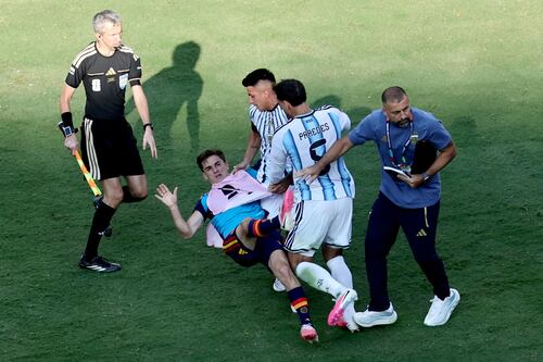 Spagna-Argentina finisce in rissa, il video. La (presunta) provocazione a Messi e Paredes furioso