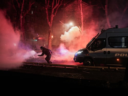 Torino, così ingiustizia è fatta. Nessun tentato omicidio ai danni dell’aggressore del poliziotto