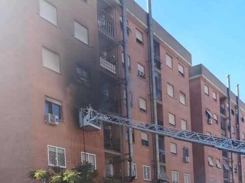Ostia, incendio nella palazzina Ater e i residenti assaltano il camion dei vigili del fuoco