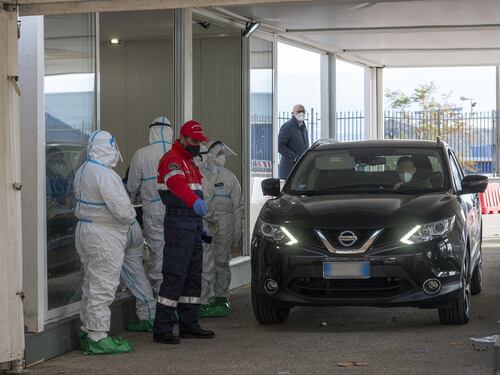 Calano contagi e ricoveri, altri 445 morti