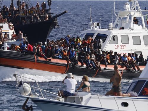 Migranti, ecco come le toghe rosse li liberano
