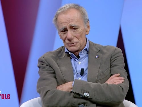 In altre parole, Vecchioni scoppia a piangere: "Non siamo così"