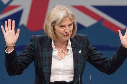 Brexit, l'Ue avverte Londra: prima il divorzio, poi gli accordi. Ma la May respinge le linee guida