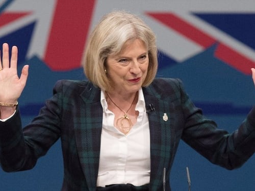 Brexit, l'Ue avverte Londra: prima il divorzio, poi gli accordi. Ma la May respinge le linee guida