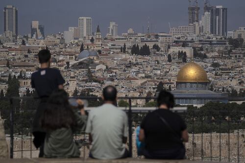 Israele verso la reazione, lo storico Benny Morris: "È ora del colpo strategico all’Iran"