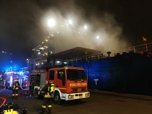 Incendio sulla nave carboniera a Civitavecchia, fiamme e paura nel porto