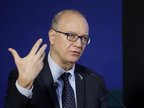 Scuola, Valditara firma il decreto per i precari: via libera agli elenchi regionali per il ruolo