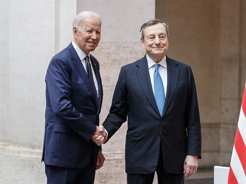 Stretta di mano tra Mario Draghi e Joe Biden