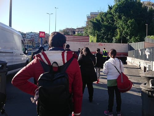 Il fila per prendere la metropolitana. I romani si armano di pazienza
