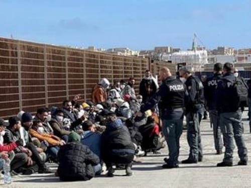 I medici della vergogna. Il «sistema» dei camici per evitare i rimpatri ai clandestini