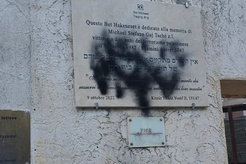 Roma, subito rimosse le scritte sulla sinagoga di Monteverde. La condanna della politica: "Gesto infame"