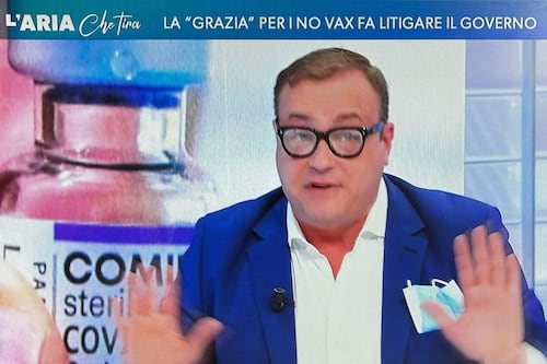 No-vax, Cerno a valanga: "Basta virologi in tv, Speranza è rinato come un dinosauro"