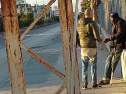 Striscia la notizia riprende l’arresto in diretta. Ma lo spacciatore di Castel Volturno è già tornato a lavoro