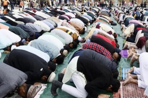 Roma come Beirut, gli islamici pregano per Nasrallah. FdI: "Vergognoso"
