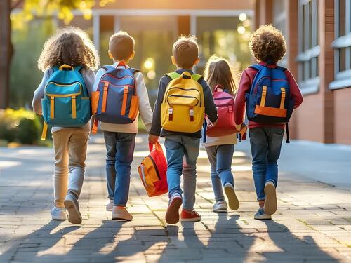 Torrita di Siena, nuova follia woke: bimbi a scuola con i grembiuli multicolori. La Lega: "Basta ideologia"